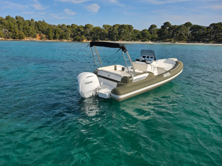 Pronajmout Polotuhá loď se skipperem či ne Joker Boat v Le Lavandou
