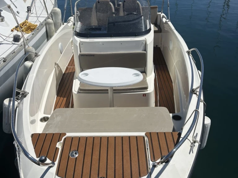 Quicksilver Activ 605 Open jednotlivci a charterové společnosti v Marseille