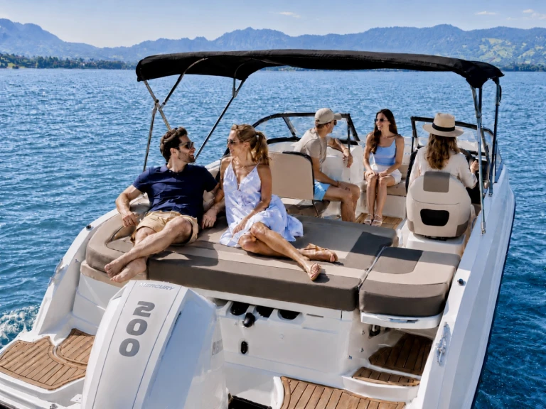 Pronájem Motorová loď Bayliner s licencí