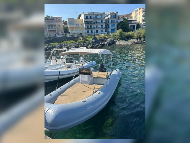 Master MASTER 580 jednotlivci a charterové společnosti v Giardini-Naxos