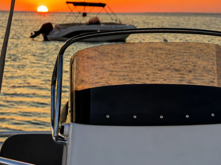 Motorová loď k pronájmu v Porto Cesareo za nejlepší cenu