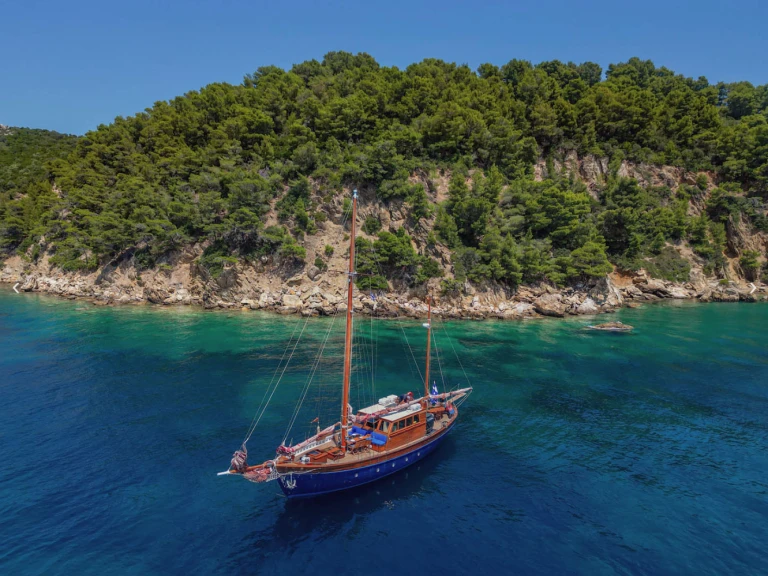 Pronájem jachty v Skiathos -Custom made by Psarros shipping Liberty na Samboatu