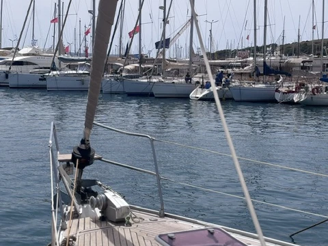 Pronajmout Plachetnice se skipperem či ne Bavaria v Lavrio