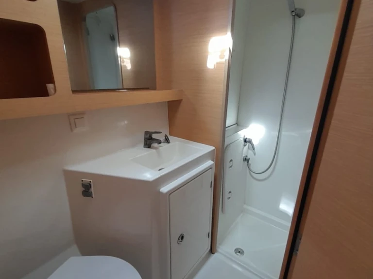Pronájem lodi Hyeres lákavé ceny Lagoon 42