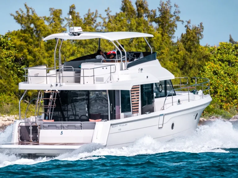 Pronájem lodi Bénéteau Swift Trawler 48 v Capri na Samboatu