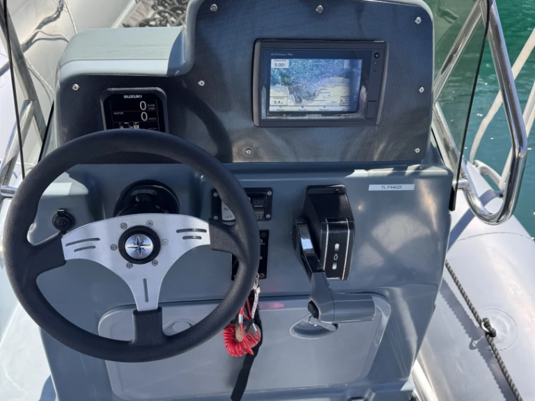 Zodiac Pro Open 650 jednotlivci a charterové společnosti v Cavalaire-sur-Mer