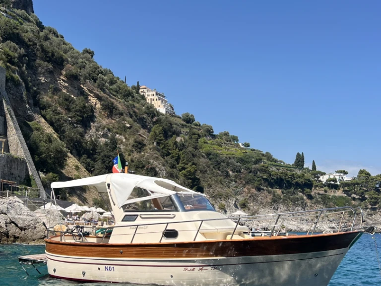 Fratelli Aprea Sorrento 7,50 Semi Cabinato jednotlivci a charterové společnosti v Amalfi Coast
