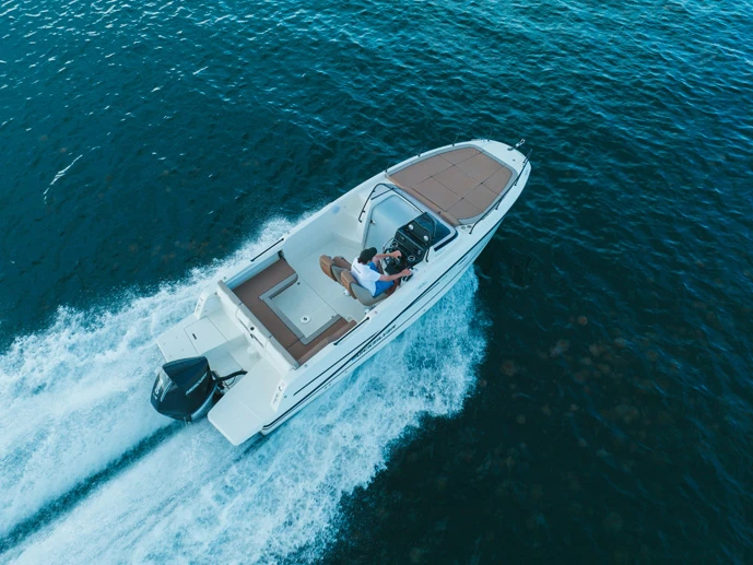 Pronajmout Motorová loď se skipperem či ne Quicksilver v Split
