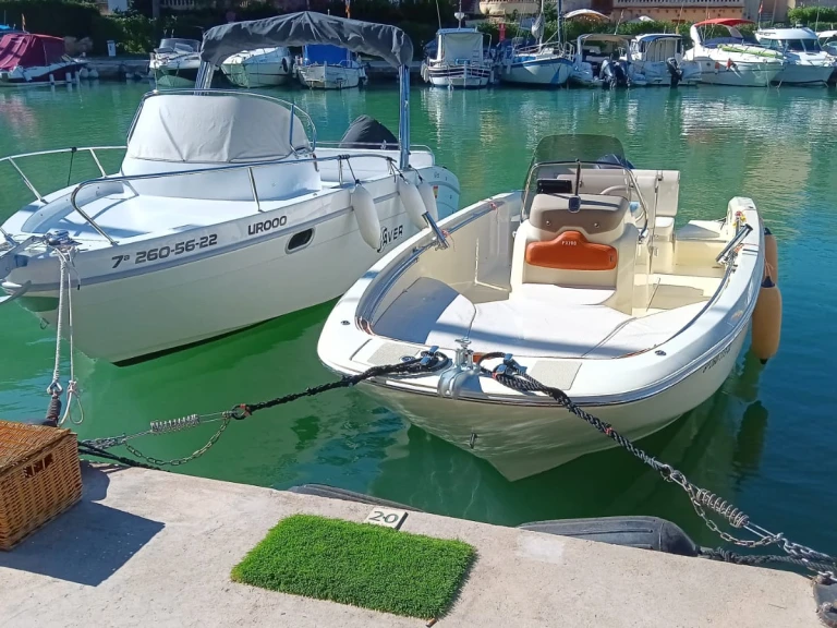Invictus  FX 190 jednotlivci a charterové společnosti v Club Nàutic Santa Ponsa