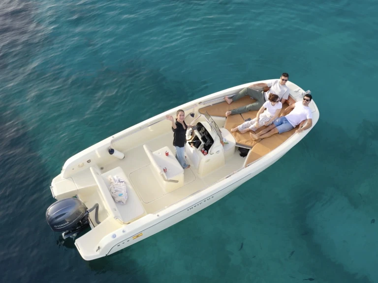 Pronajmout si Invictus  FX 190 v Club Nàutic Santa Ponsa