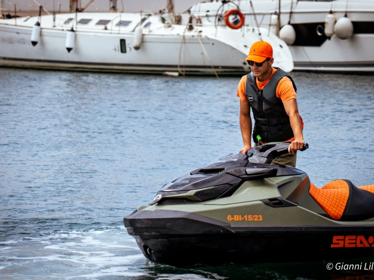 Pronajmout si Bombardier GTX PRO 130 v Puerto Deportivo de Marbella