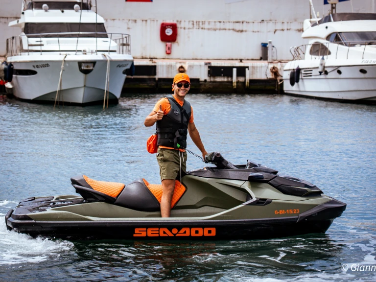 Pronájem lodi Bombardier GTX PRO 130 v Puerto Deportivo de Marbella na Samboatu