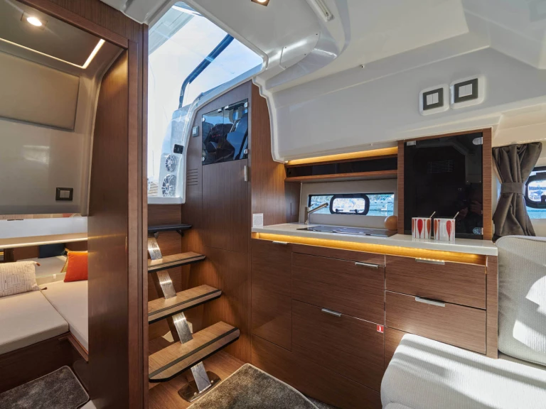 Jeanneau Cap Camarat 10.5 WA jednotlivci a charterové společnosti v Tivat