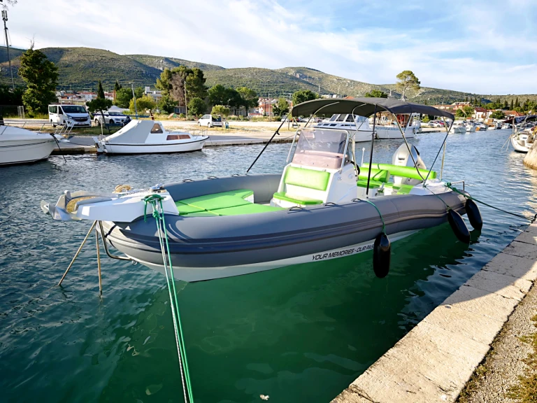 Pronájem Polotuhá loď Marlin Boat s licencí