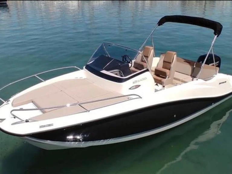 Pronajmout si Quicksilver Quicksilver 605 Sundeck v Club Nàutic Ca'n Picafort