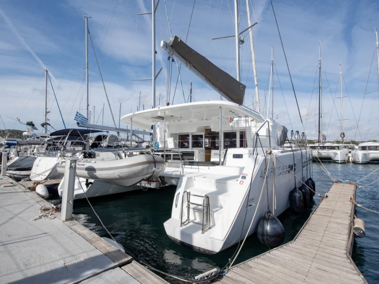 Lagoon Lagoon 450 F jednotlivci a charterové společnosti v Lavrio