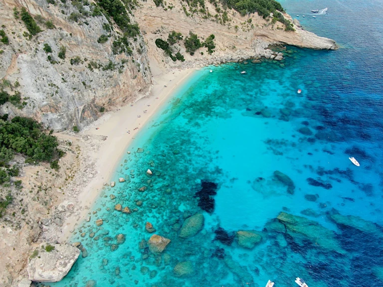 Bali Bali Catspace Voile jednotlivci a charterové společnosti v Arbatax Port