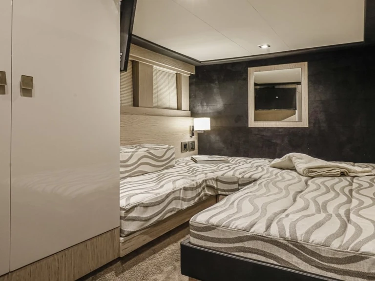 Pronajmout si Cranchi Cranchi T43 Eco Trawler v Cannigione