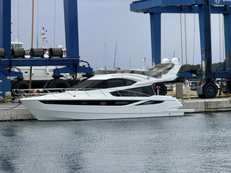 Pronájem Jachta Galeon s licencí