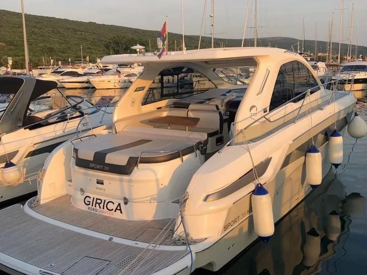 Pronájem Motorová loď Bavaria s licencí