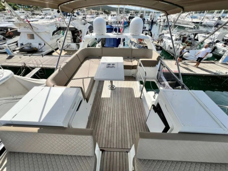 Galeon Galeon 420 Fly - 3 cab. jednotlivci a charterové společnosti v Punat