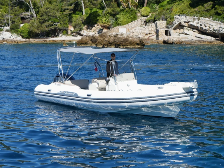 Capelli Tempest 775 jednotlivci a charterové společnosti v Cannes
