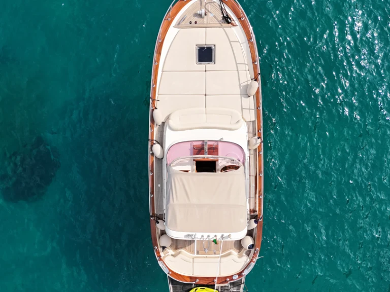 Pronájem lodi Capri lákavé ceny Sorrento 32 Semi Cabinato