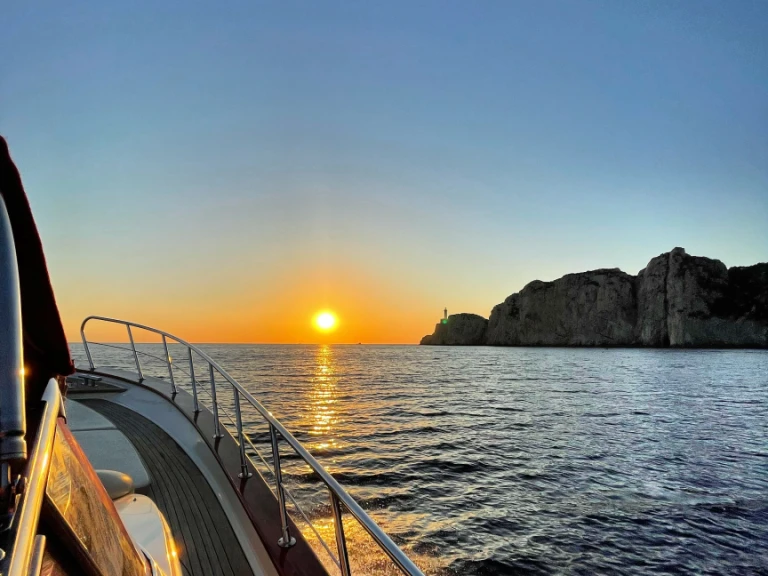 Fratelli Aprea Sorrento 32 Semi Cabinato jednotlivci a charterové společnosti v Capri