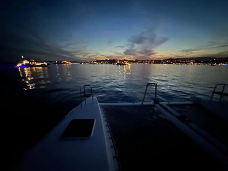 Pronájem Katamarán v Cannes -Lagoon Lagoon 40 Motor Yacht
