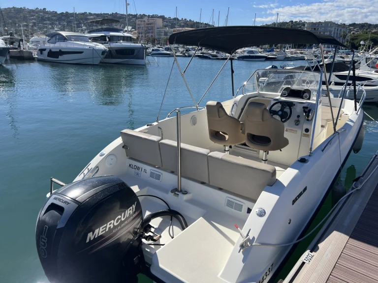 Pronájem lodi Cannes lákavé ceny Activ 675 Open Sport