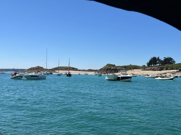 Pronajmout si Quicksilver Activ 675 Sundeck v Saint-Malo