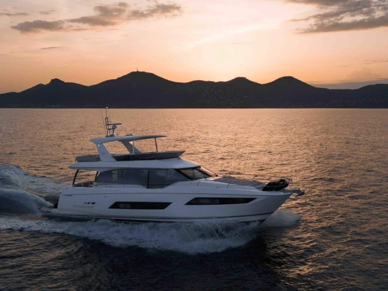 Pronajmout Jachta se skipperem či ne Prestige Yachts v Monako