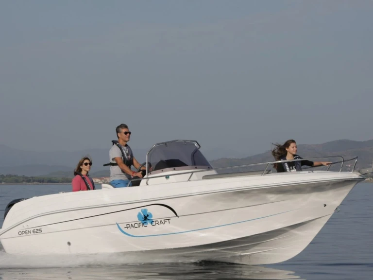Pronájem Motorová loď Pacific Craft s licencí