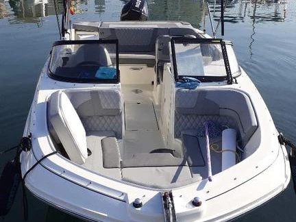 Pronajmout si Bayliner VR6 OB v Club Náutico can Pastilla