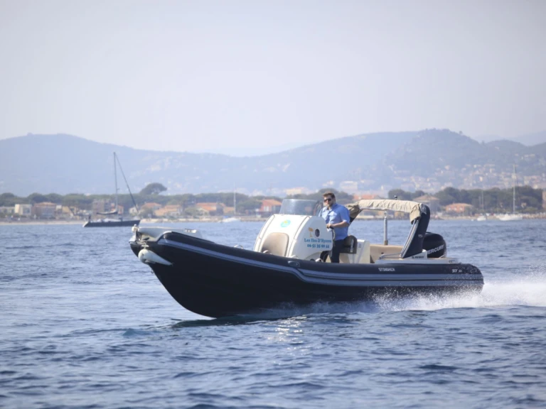 Polotuhá loď k pronájmu v Hyeres za nejlepší cenu