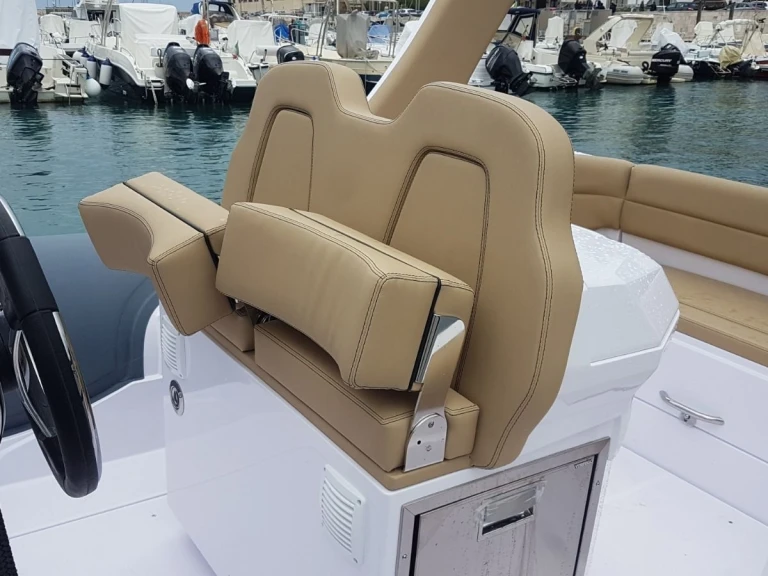 Pronajmout si Italboats STHINGER 28 GT v Hyeres