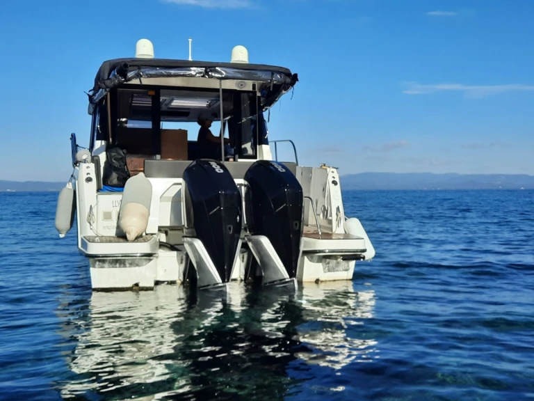 Pronajmout Motorová loď se skipperem či ne Jeanneau v Hyeres