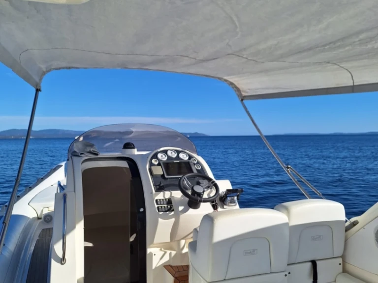 Pronájem lodi Hyeres lákavé ceny BWA 34