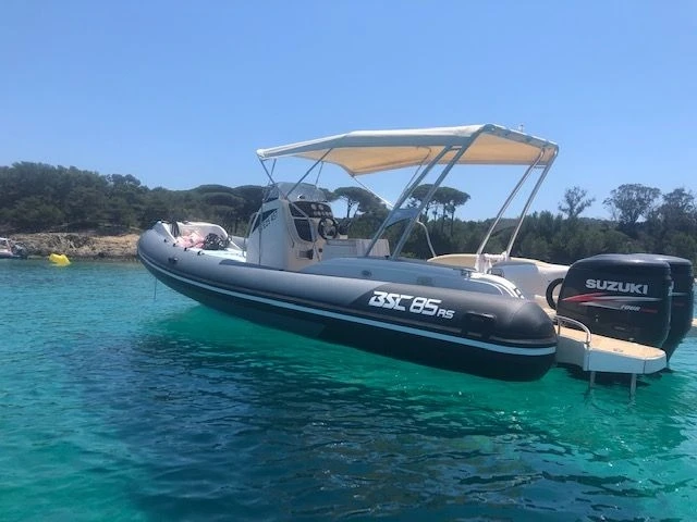 Polotuhá loď k pronájmu v Hyeres za nejlepší cenu