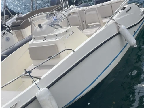 Quicksilver Activ 555 Open jednotlivci a charterové společnosti v Marseille