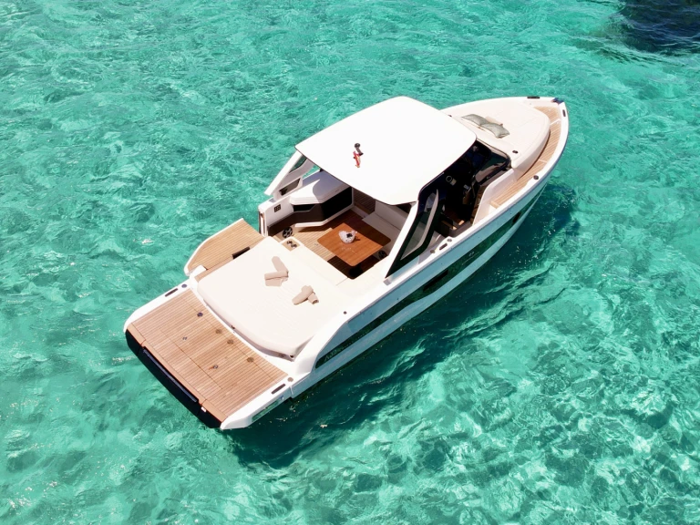 Pronájem lodi Cranchi A32 v Ibiza Town na Samboatu