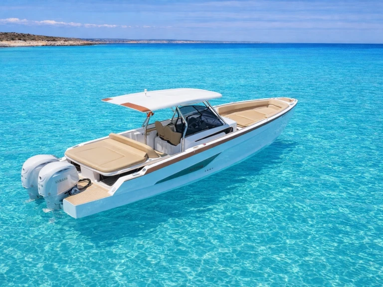 Motorová loď k pronájmu v Ibiza Town za nejlepší cenu