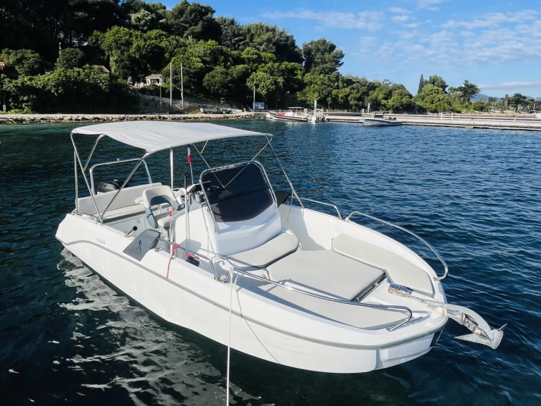 Pronájem lodi Antibes lákavé ceny Flyer 6.6 SPACEdeck