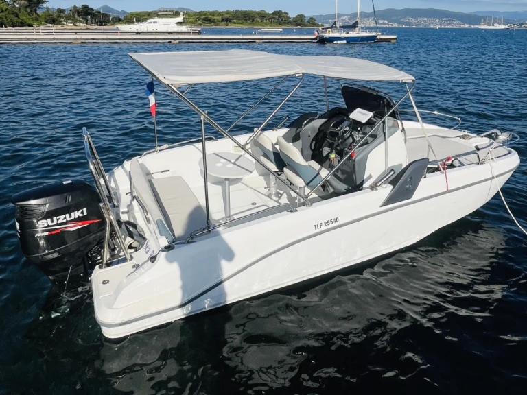 Bénéteau Flyer 6.6 SPACEdeck jednotlivci a charterové společnosti v Antibes