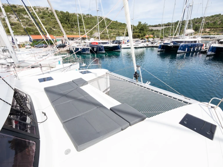 Pronajmout si Fountaine Pajot Astrea 42 v Primošten 