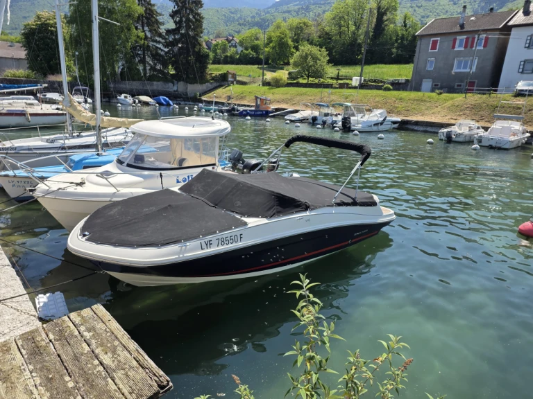 Bayliner VR5 jednotlivci a charterové společnosti v Lugrin
