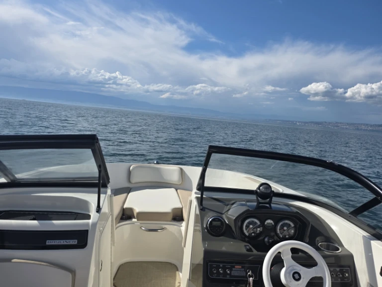 Pronájem Motorová loď v Lugrin -Bayliner VR5