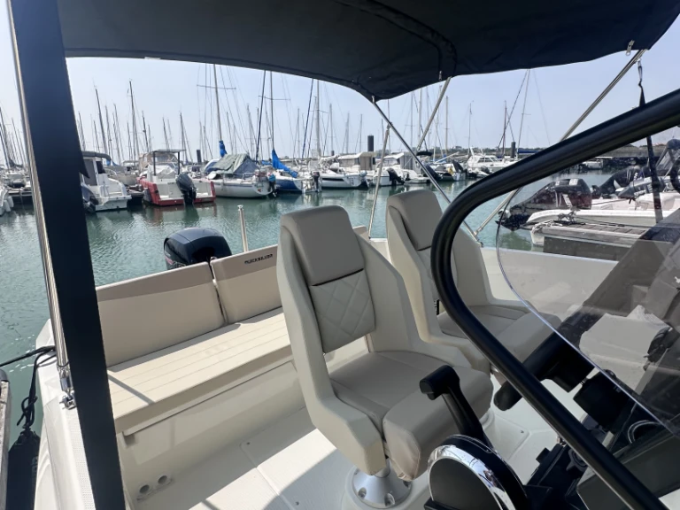 Quicksilver 705 Open jednotlivci a charterové společnosti v La Rochelle