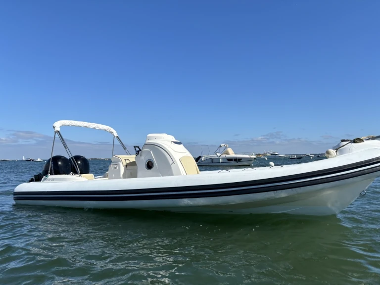 Pronajmout si Nuova Jolly Prince 28 v Grand Piquey