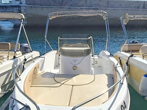 Motorová loď k pronájmu v Taranto za nejlepší cenu